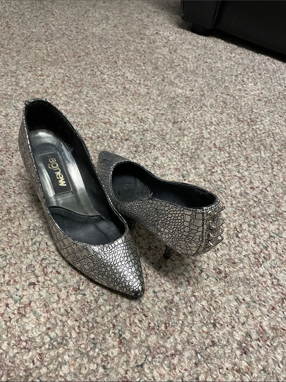 Vintage 80s Metallic Crackle Pointed-Toe Pumps - Silver with metal accent back